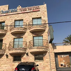 לבקר במלון